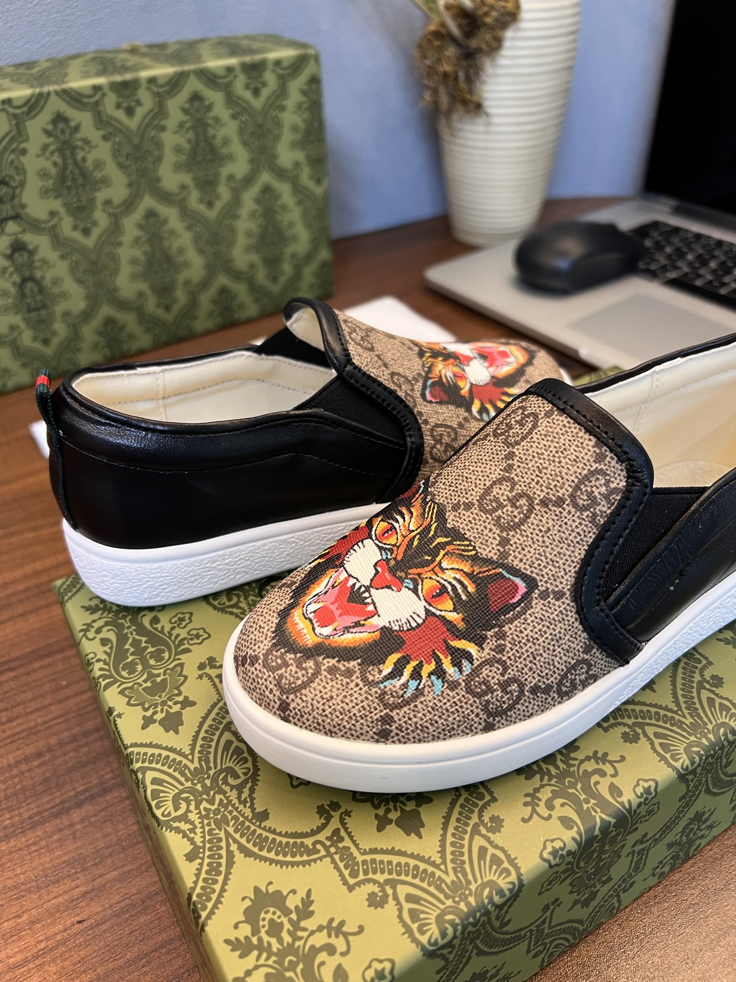 Children's shoes child